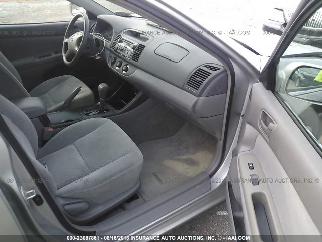 4T1BE32K42U048411 - 2002 TOYOTA CAMRY LE/XLE/SE 银色 照片 5