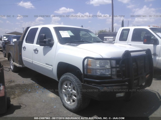 1GB4C0CGXBF246155 - 2011 CHEVROLET SILVERADO C3500 LT WHITE photo 1