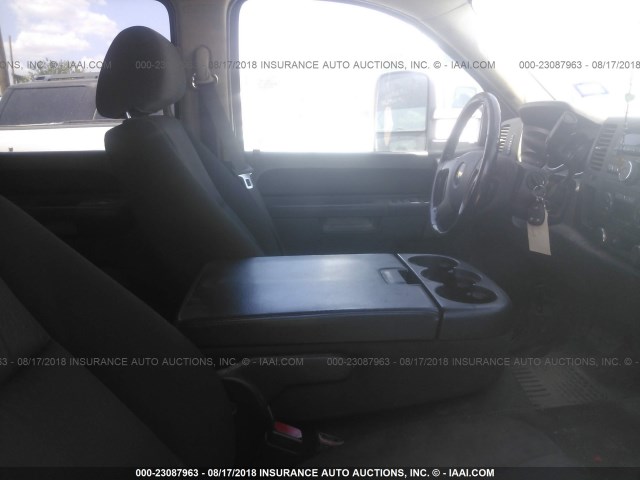 1GB4C0CGXBF246155 - 2011 CHEVROLET SILVERADO C3500 LT WHITE photo 5