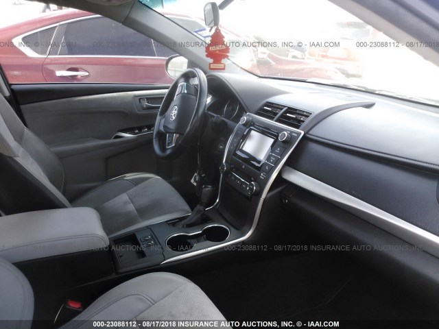 4T1BF1FK7FU915382 - 2015 TOYOTA CAMRY LE/XLE/SE/XSE 蓝色 照片 5