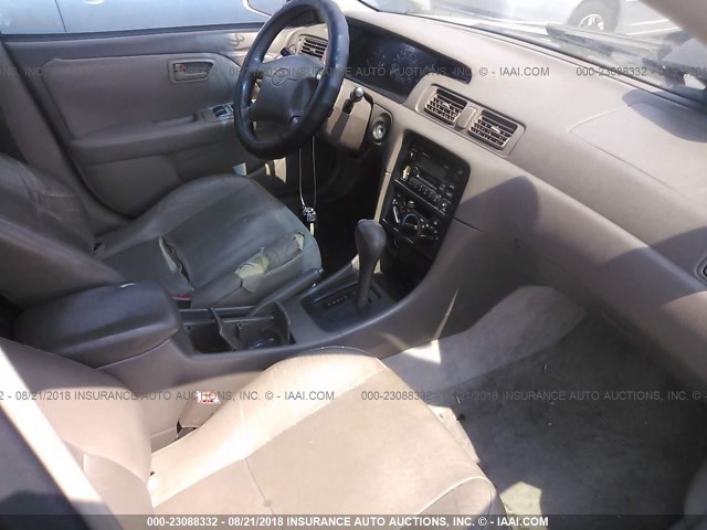 JT2BF28K1W0122201 - 1998 TOYOTA CAMRY LE/XLE ოქროსფერი ფოტო 5