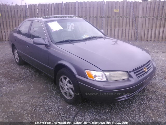 4T1BF28K8WU051431 - 1998 TOYOTA CAMRY CE/LE/XLE GRAY photo 1