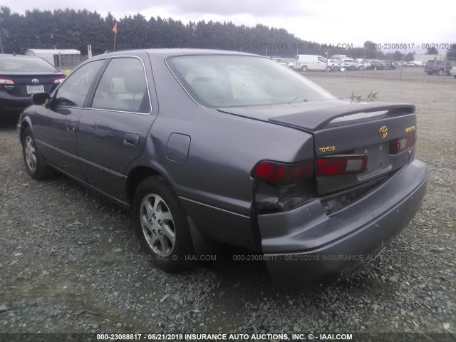 4T1BF28K8WU051431 - 1998 TOYOTA CAMRY CE/LE/XLE GRAY photo 3