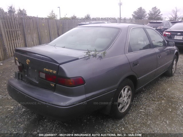 4T1BF28K8WU051431 - 1998 TOYOTA CAMRY CE/LE/XLE 灰色 照片 4