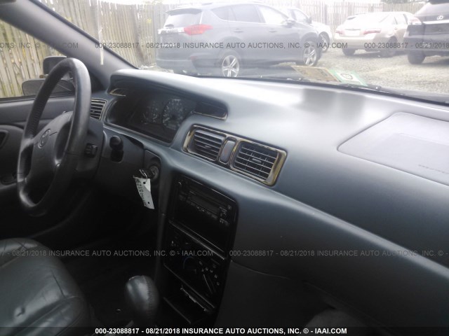4T1BF28K8WU051431 - 1998 TOYOTA CAMRY CE/LE/XLE 灰色 照片 5