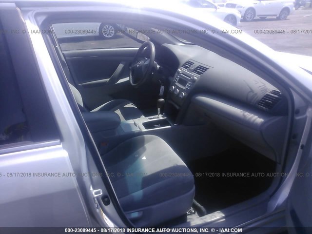 4T4BF3EK9BR135462 - 2011 TOYOTA CAMRY SE/LE/XLE ვერცხლისფერი ფოტო 5