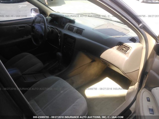 4T1BG22K31U064490 - 2001 TOYOTA CAMRY CE/LE/XLE თაფლისფერი ფოტო 5