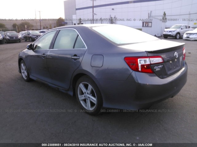 4T1BF1FK8EU411602 - 2014 TOYOTA CAMRY L/SE/LE/XLE GRAY photo 3