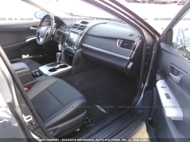 4T1BF1FK8EU411602 - 2014 TOYOTA CAMRY L/SE/LE/XLE 灰色 照片 5