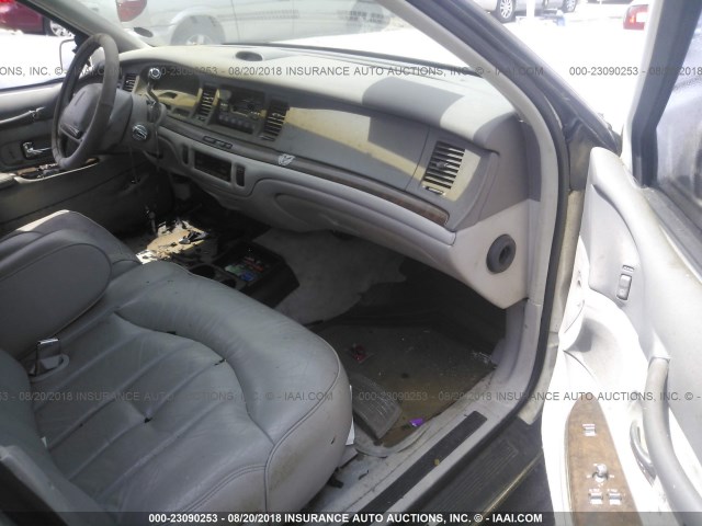 1LNLM81W0SY607373 - 1995 LINCOLN TOWN CAR EXECUTIVE Weiß Foto 5