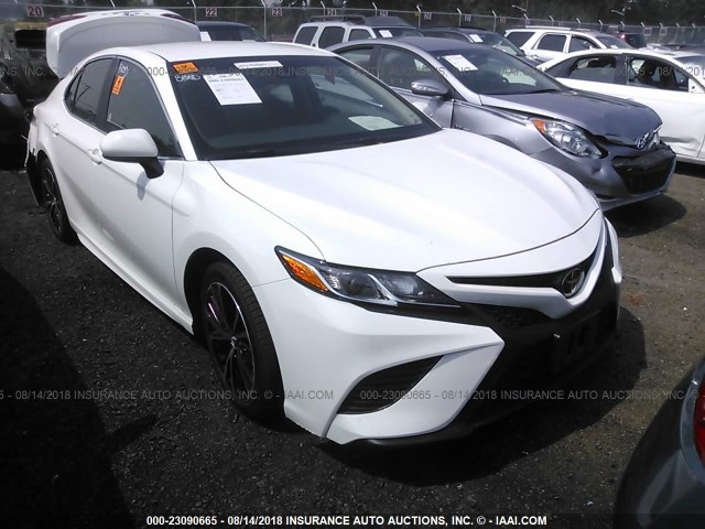 4T1B11HK0JU060822 - 2018 TOYOTA CAMRY L/LE/XLE/SE/XSE WHITE photo 1