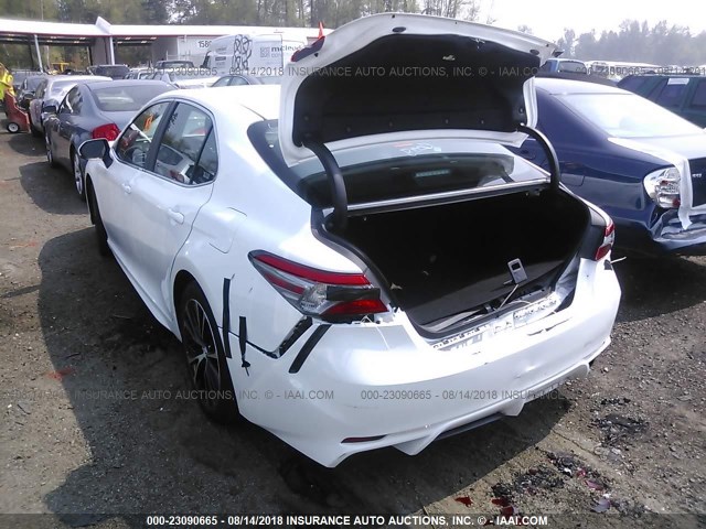 4T1B11HK0JU060822 - 2018 TOYOTA CAMRY L/LE/XLE/SE/XSE WHITE photo 3