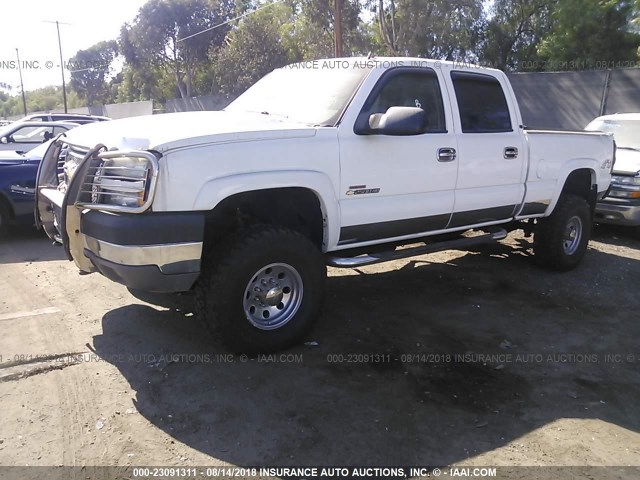 1GCHK23225F801684 - 2005 CHEVROLET SILVERADO K2500 HEAVY DUTY WHITE photo 2