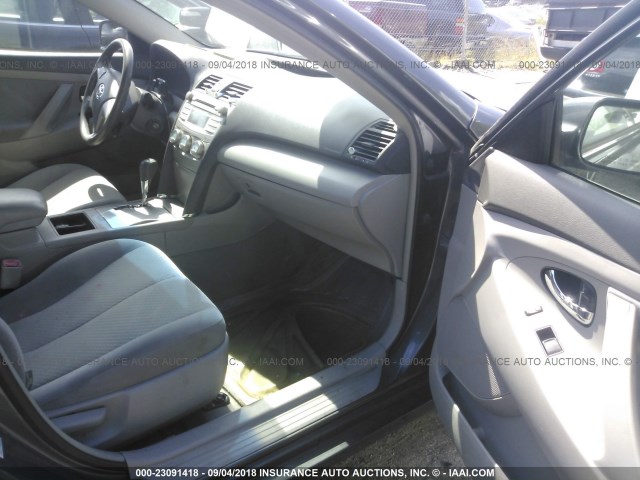 4T1BE46K59U828167 - 2009 TOYOTA CAMRY SE/LE/XLE ნაცრისფერი ფოტო 5