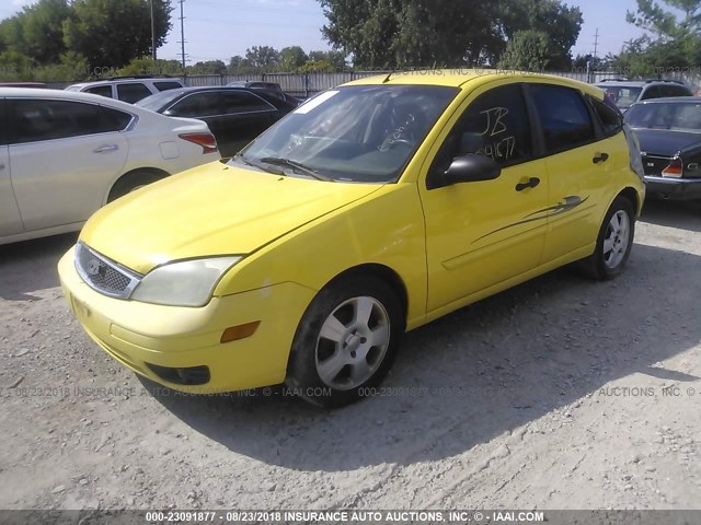 3FAFP37N65R122853 - 2005 FORD FOCUS ZX5 YELLOW photo 2