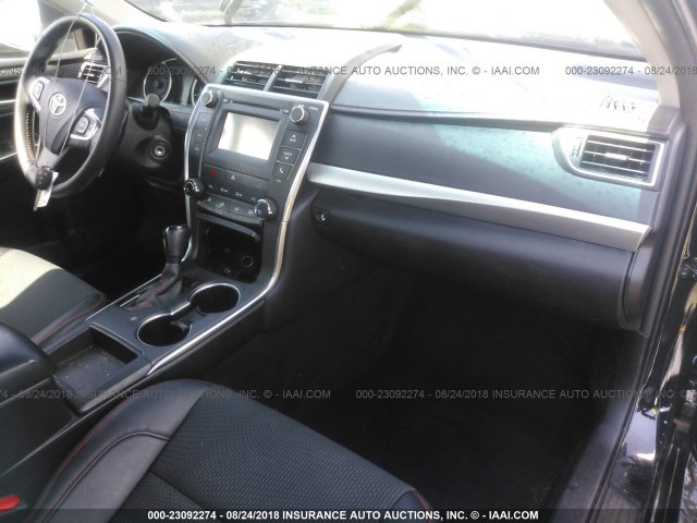 4T1BF1FK3HU281765 - 2017 TOYOTA CAMRY LE/XLE/SE/XSE 黑色 照片 5