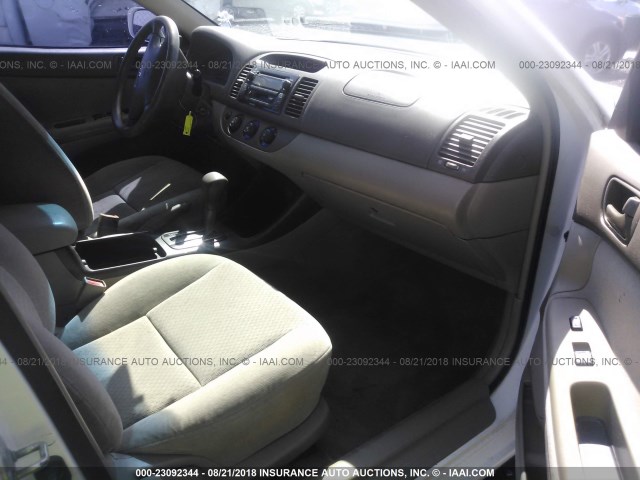 4T1BE32K72U061072 - 2002 TOYOTA CAMRY LE/XLE/SE 白色 照片 5