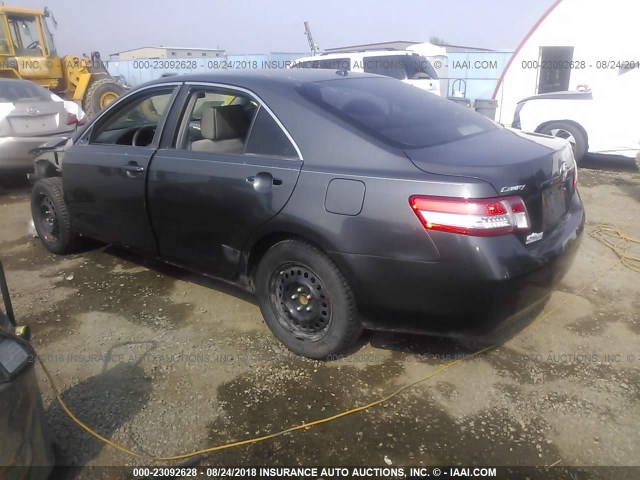 4T1BF3EK5AU004831 - 2010 TOYOTA CAMRY SE/LE/XLE ნაცრისფერი ფოტო 3