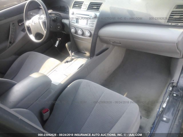 4T1BF3EK5AU004831 - 2010 TOYOTA CAMRY SE/LE/XLE ნაცრისფერი ფოტო 5