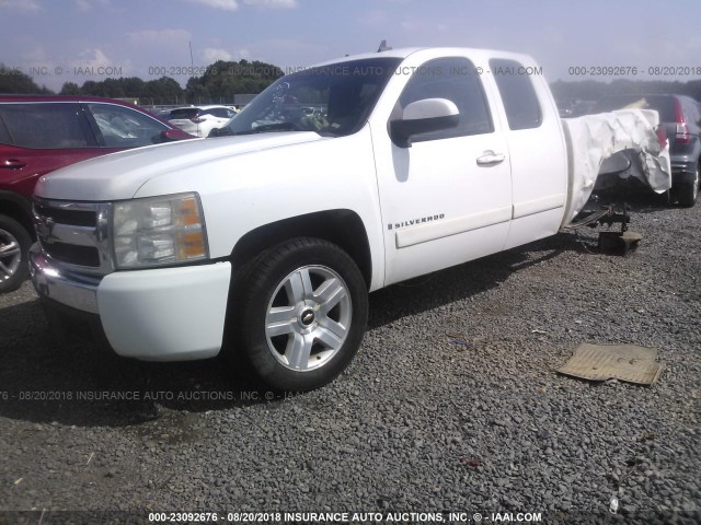 2GCEC19J581190540 - 2008 CHEVROLET SILVERADO C1500 WHITE photo 2