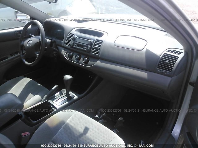 4T1BE32K63U204272 - 2003 TOYOTA CAMRY LE/XLE/SE 银色 照片 5