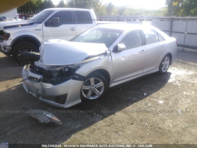 4T1BF1FK2DU284358 - 2013 TOYOTA CAMRY L/SE/LE/XLE Gümüş foto 2