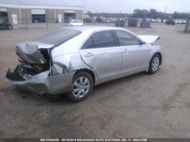 4T4BF3EK1AR047052 - 2010 TOYOTA CAMRY SE/LE/XLE ვერცხლისფერი ფოტო 4