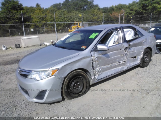 4T1BF1FK8DU250344 - 2013 TOYOTA CAMRY L/SE/LE/XLE Gümüş foto 2