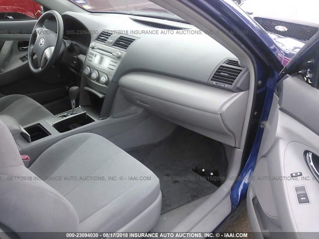 4T4BF3EK4BR125213 - 2011 TOYOTA CAMRY SE/LE/XLE მუქი ლურჯი ფოტო 5