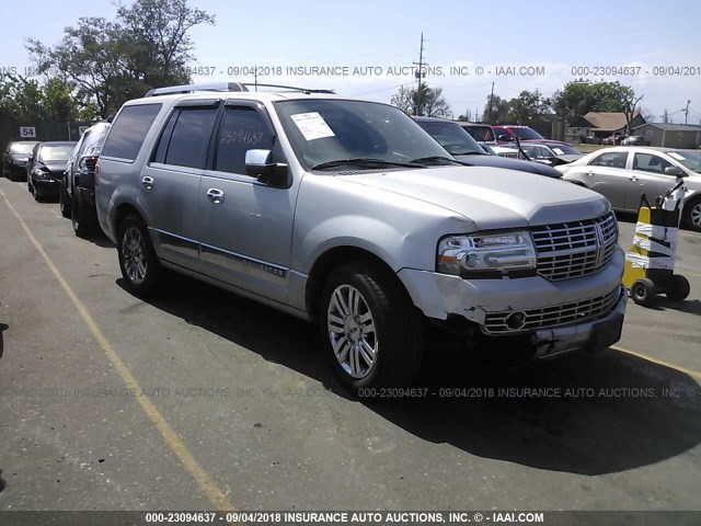 5LMFU27517LJ04221 - 2007 LINCOLN NAVIGATOR Silber Foto 1