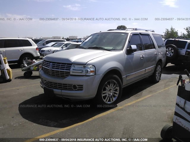 5LMFU27517LJ04221 - 2007 LINCOLN NAVIGATOR Silber Foto 2