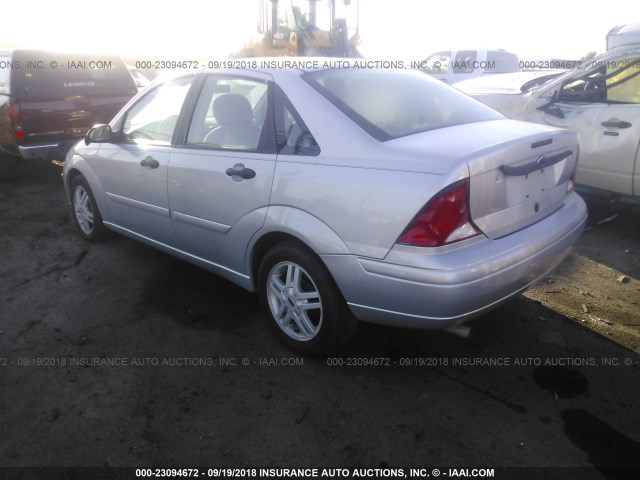 1FAFP34P4YW208668 - 2000 FORD FOCUS SE/SE COMFORT SILVER photo 3