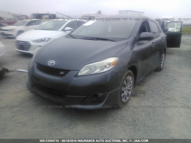 2T1KE40E49C018257 - 2009 TOYOTA COROLLA MATRIX S GRAY photo 2