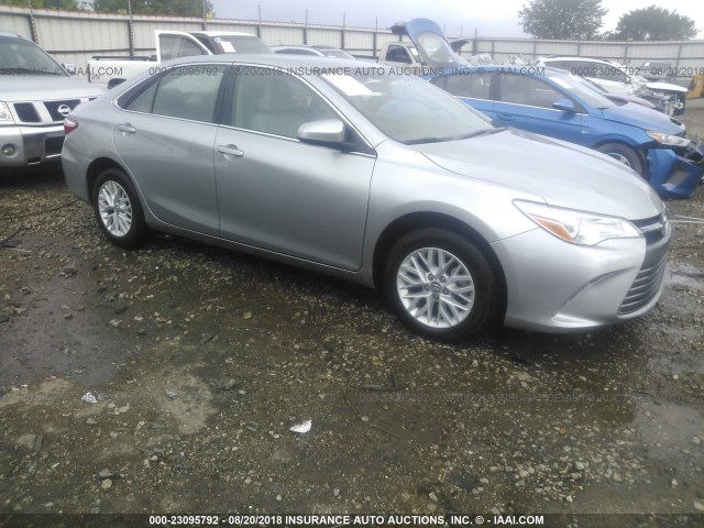 4T1BF1FK6HU717749 - 2017 TOYOTA CAMRY LE/XLE/SE/XSE 银色 照片 1