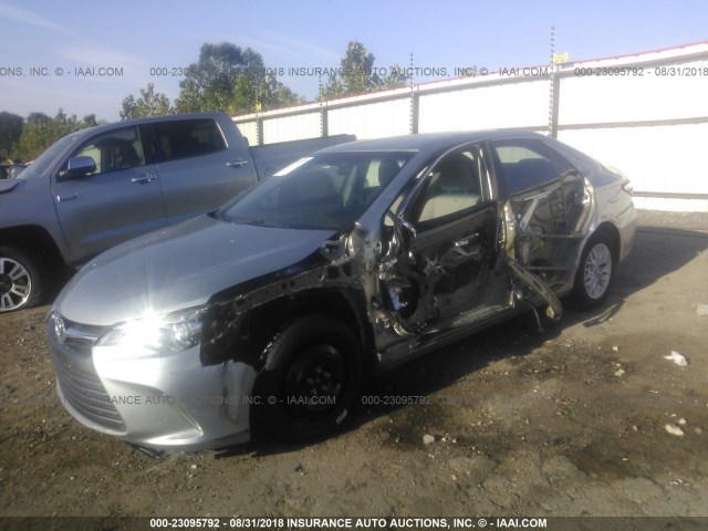 4T1BF1FK6HU717749 - 2017 TOYOTA CAMRY LE/XLE/SE/XSE 银色 照片 2