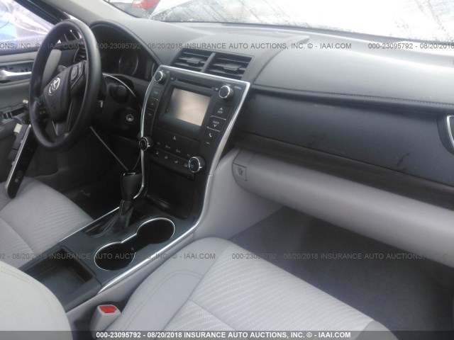 4T1BF1FK6HU717749 - 2017 TOYOTA CAMRY LE/XLE/SE/XSE 银色 照片 5