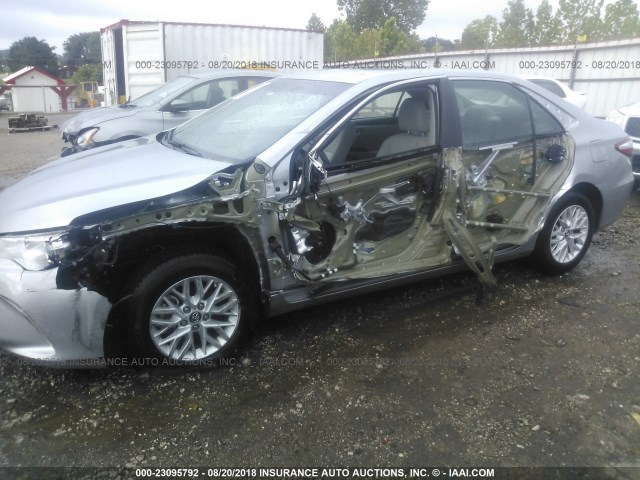4T1BF1FK6HU717749 - 2017 TOYOTA CAMRY LE/XLE/SE/XSE 银色 照片 6