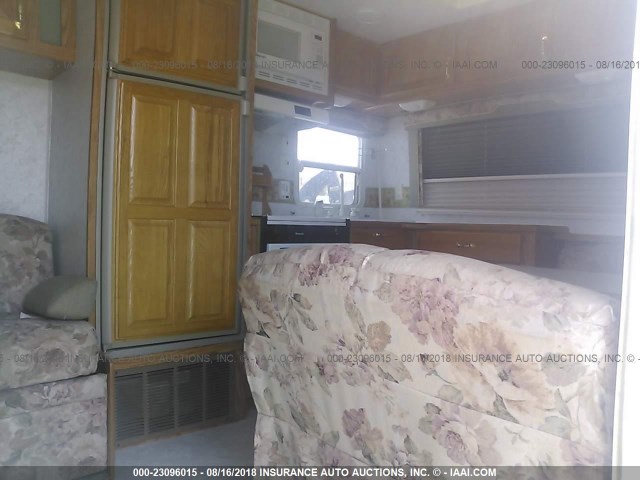 4X4TCRB2X2P183659 - 2002 FOREST RIVER CEDAR CREEK  白色 照片 5