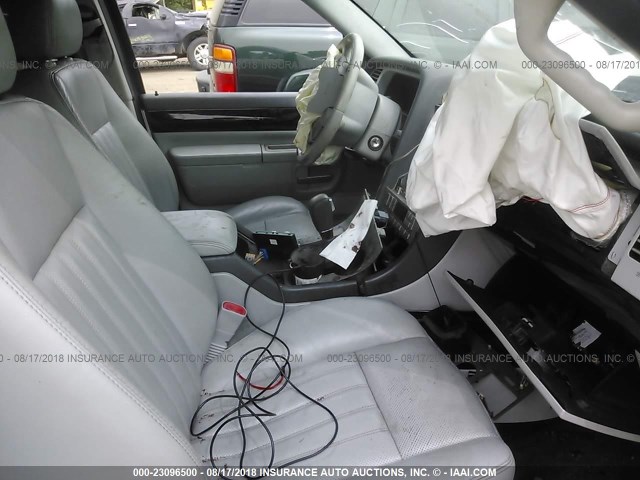 5LMEU88H44ZJ53896 - 2004 LINCOLN AVIATOR 银色 照片 5