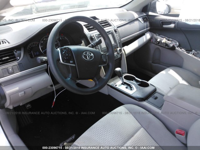 4T4BF1FKXER419951 - 2014 TOYOTA CAMRY L/SE/LE/XLE 白色 照片 5