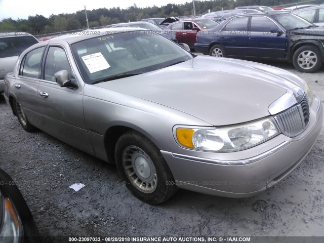 1LNHM81W31Y723798 - 2001 LINCOLN TOWN CAR EXECUTIVE GOLD photo 1