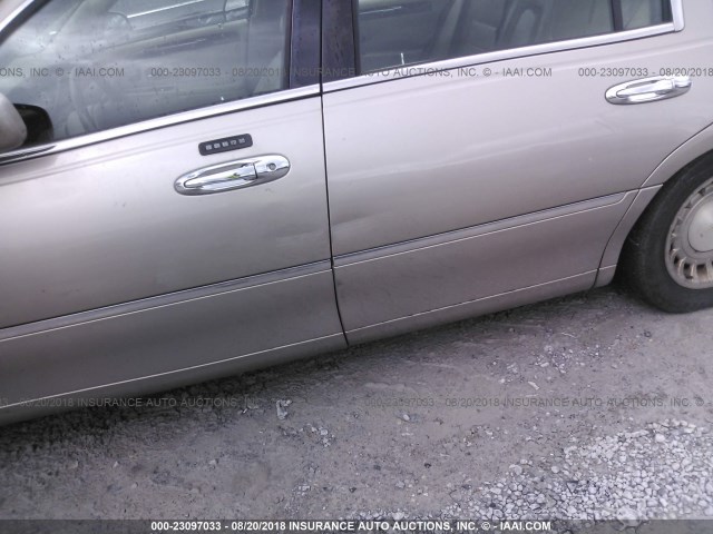 1LNHM81W31Y723798 - 2001 LINCOLN TOWN CAR EXECUTIVE Золотой фото 6