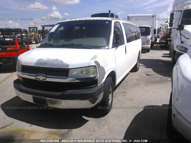 1GAHG39K881225091 - 2008 CHEVROLET EXPRESS G3500  WHITE photo 2