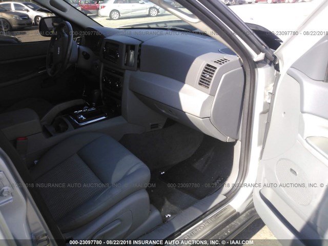 1J8HR48PX7C649078 - 2007 JEEP GRAND CHEROKEE LAREDO/COLUMBIA/FREEDOM ვერცხლისფერი ფოტო 5