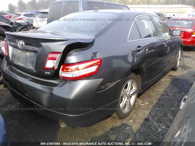 4T1BF3EK7BU222688 - 2011 TOYOTA CAMRY SE/LE/XLE ნაცრისფერი ფოტო 4