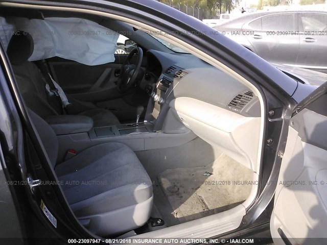 4T1BF3EK0BU774145 - 2011 TOYOTA CAMRY SE/LE/XLE GRAY photo 5