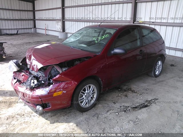 3FAFP31NX5R142077 - 2005 FORD FOCUS ZX3 RED photo 2