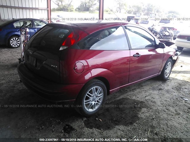 3FAFP31NX5R142077 - 2005 FORD FOCUS ZX3 RED photo 4