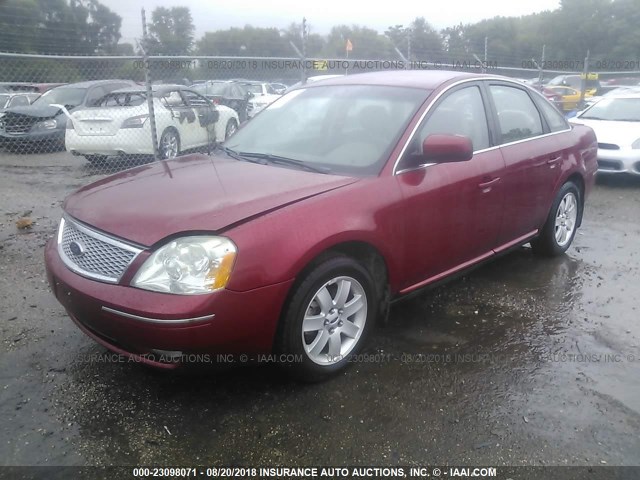 1FAFP27177G121051 - 2007 FORD FIVE HUNDRED SEL MAROON photo 2