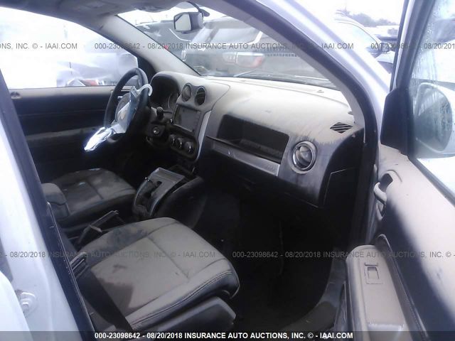 1C4NJDEB5GD707294 - 2016 JEEP COMPASS LATITUDE თეთრი ფოტო 5